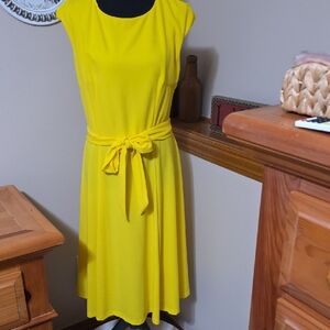 Elegant Yellow Cap Sleeve Midi Dress